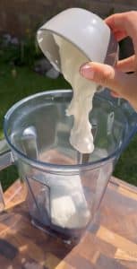 Pouring sour cream into blender to make fresas con crema.